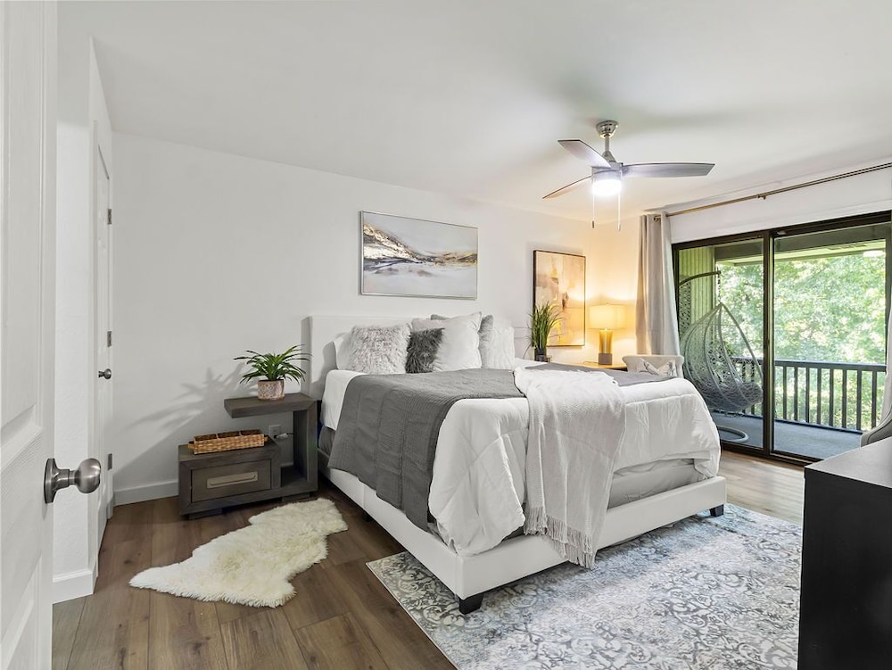 Walk to Lake Rayburn, near bike trails, updated, family and pet friendly! Bella Vista Vrbo