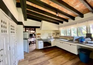 Refrigerador, microondas, horno y cafetera y tetera