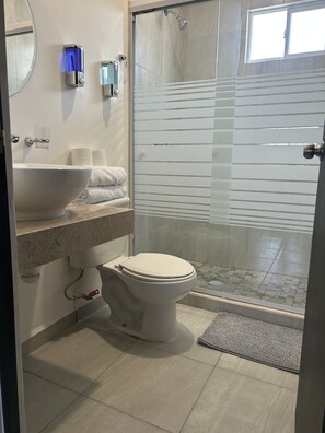 Douche, serviettes fournies, savon, shampoing