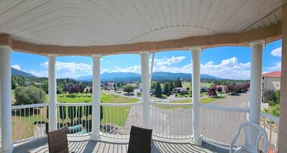 Spacious pet friendly condo with beautiful golf course and mountain views