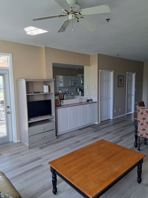 Smart-TV, peis og DVD-spiller