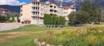 Spacious pet friendly condo with beautiful golf course and mountain views