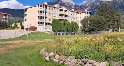 Spacious pet friendly condo with beautiful golf course and mountain views