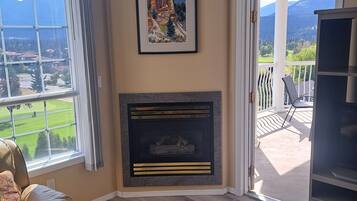 Smart-tv, eldstad och dvd-spelare