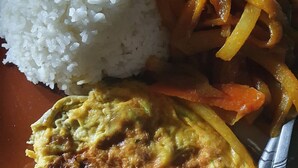 Un plato con arroz blanco, un curry de verduras y una porción de comida frita.