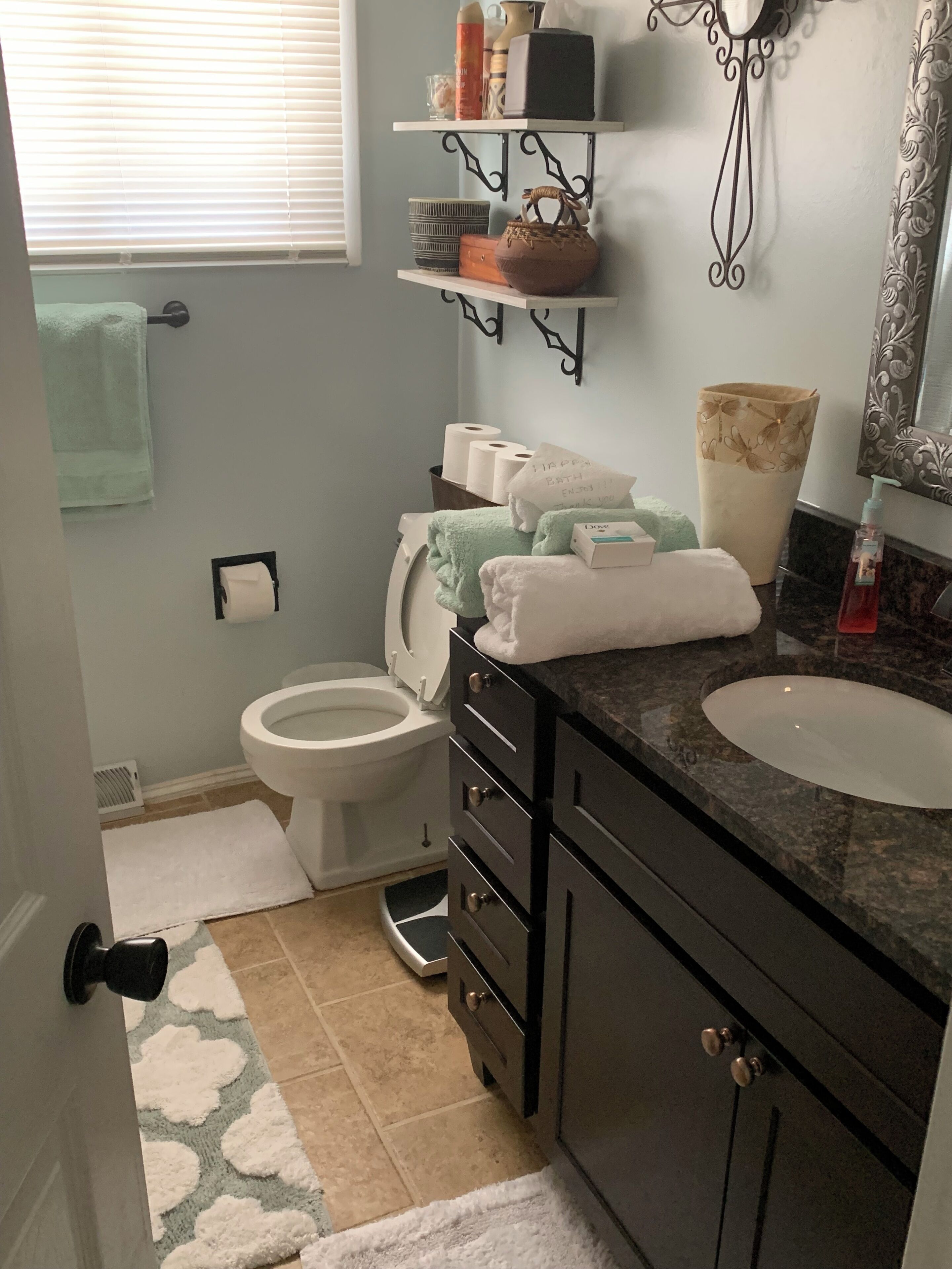 Serviettes fournies, savon, shampoing, papier toilette