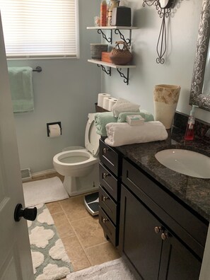 Handtücher, Seife, Shampoo, Toilettenpapier