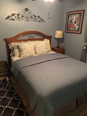 2 bedrooms, in-room safe, desk, iron/ironing board