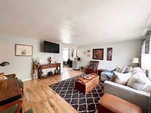 Smart TV, books, stereo