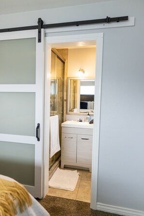 4 habitaciones, escritorio y tabla de planchar con plancha