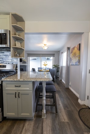 Fridge, microwave, oven, stovetop - Nice Home in Riverside (Riverside)