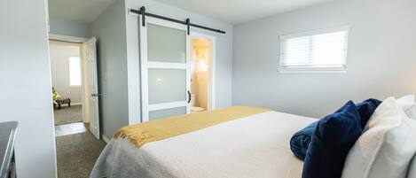 4 chambres, bureau, fer et planche à repasser, lit parapluie