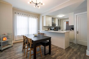 Dining - 3 BLK walk to funky DT Ferndale • 20 min drive to DT Detroit • Hip Historic Home (Ferndale)