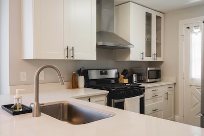 3 BLK walk to funky DT Ferndale • 20 min drive to DT Detroit • Hip Historic Home