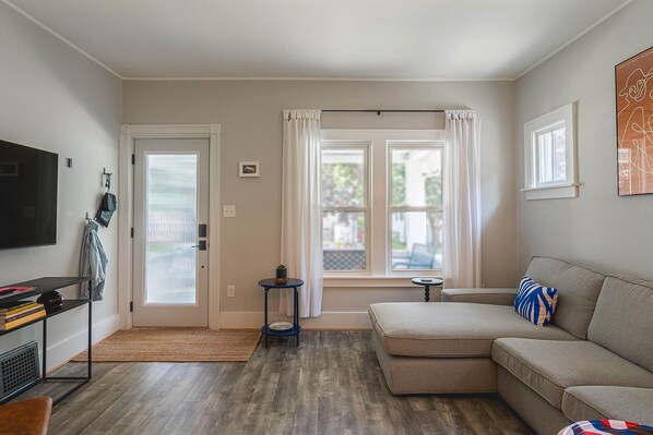 Smart TV, books - 3 BLK walk to funky DT Ferndale • 20 min drive to DT Detroit • Hip Historic Home (Ferndale)