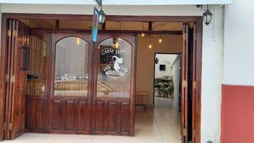 Vista frontal de la propiedad