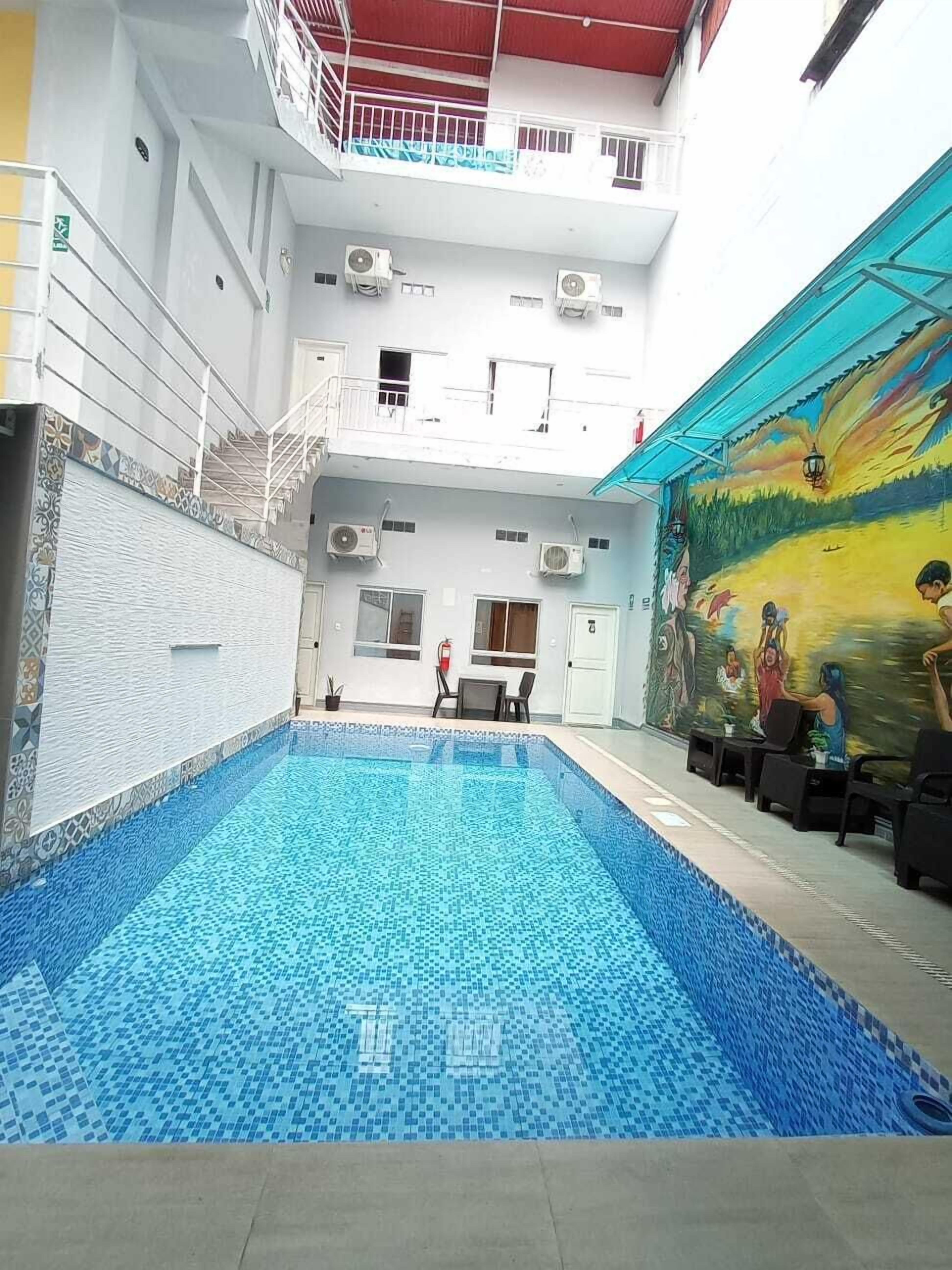 Una piscina al aire libre