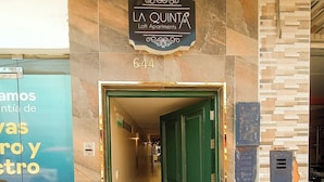 The entrance to La Quinta Loft Apartments, featuring a stone facade, a green door, and a visible number 644. - La Quinta Loft Apartments (Iquitos)