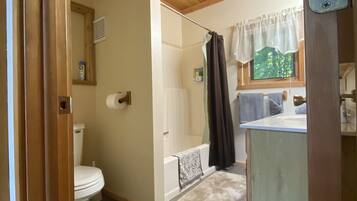 Douche, séchoir à cheveux, serviettes fournies, savon