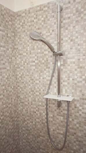 Shower, hair dryer, bidet, towels - HAPPY OASIS: CENTRAL, CLOSE TO THE BEACH, STATION AND WITH PRIVATE PARKING. (Levanto)