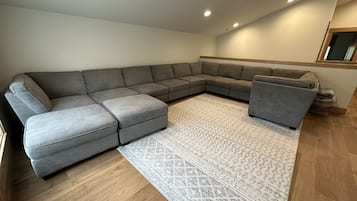 Televisión, chimenea, reproductor de DVD y tenis de mesa