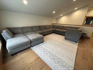 Televisión, chimenea, reproductor de DVD y tenis de mesa