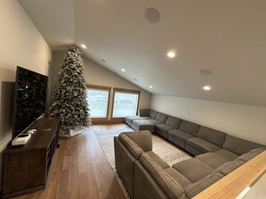 TV, fireplace, DVD player, ping pong - Mountain Cabin  (Snoqualmie Pass)