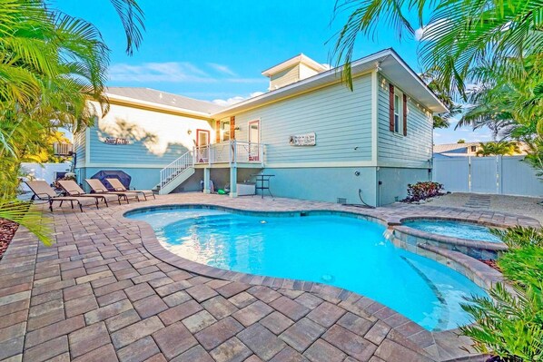 A heated pool - Surfs Up: 2 Blocks to Beach! Private Pool & Spa! by Anna Maria Life Vacation Rentals (Holmes Beach)