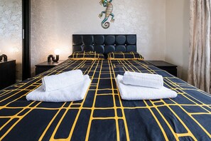 3 dormitorios, escritorio, tabla de planchar con plancha y ropa de cama