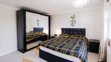 3 bedrooms, desk, iron/ironing board, bed sheets