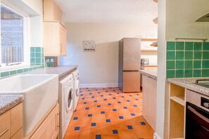 Fridge, microwave, oven, stovetop - Charming family house in High Wycombe (High Wycombe)