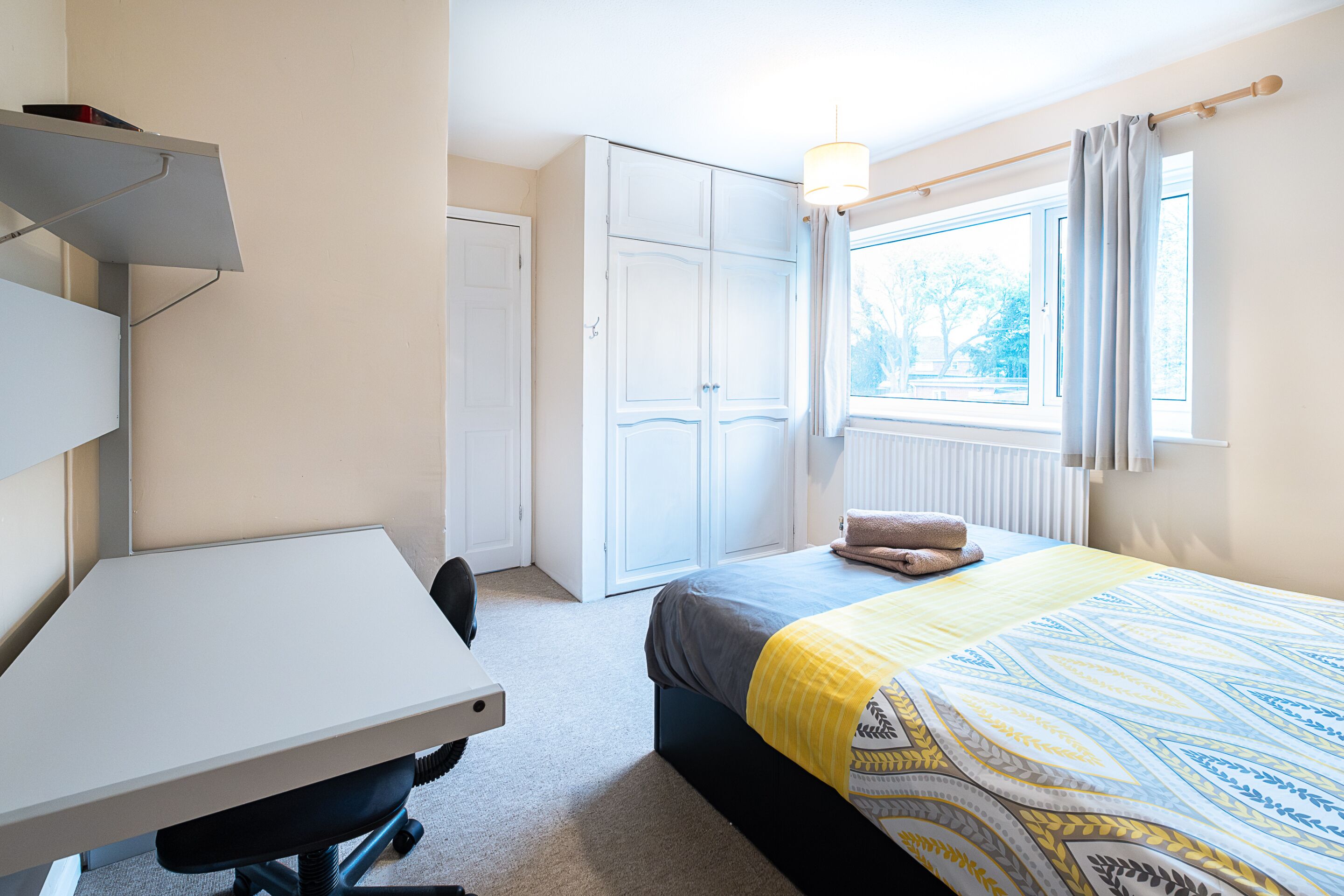 3 bedrooms, desk, iron/ironing board, bed sheets
