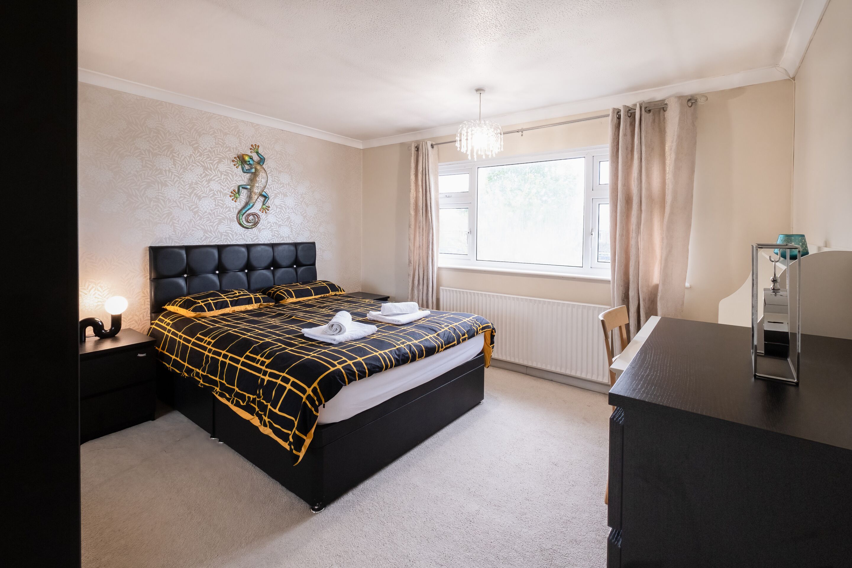3 bedrooms, desk, iron/ironing board, bed sheets