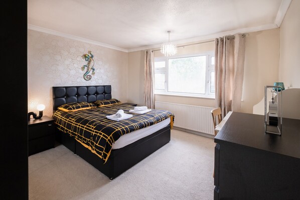 3 Schlafzimmer, Schreibtisch, Bügeleisen/Bügelbrett, Bettwäsche