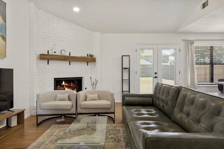 Smart TV. 3 Bedroom House - 1 Mile to Downtown - Greenwood District - Fully Fenced