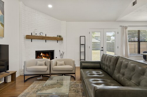 3 Bedroom House - 1 Mile to Downtown - Greenwood District - Fully Fenced 