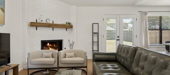 3 Bedroom House - 1 Mile to Downtown - Greenwood District - Fully Fenced 