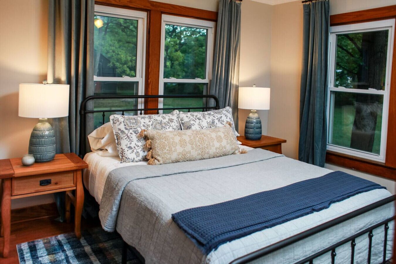 3 habitaciones, tabla de planchar con plancha, wifi y ropa de cama 