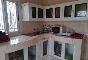 Fridge, microwave, stovetop, coffee/tea maker - Guest House in Senegal (Bambilor)