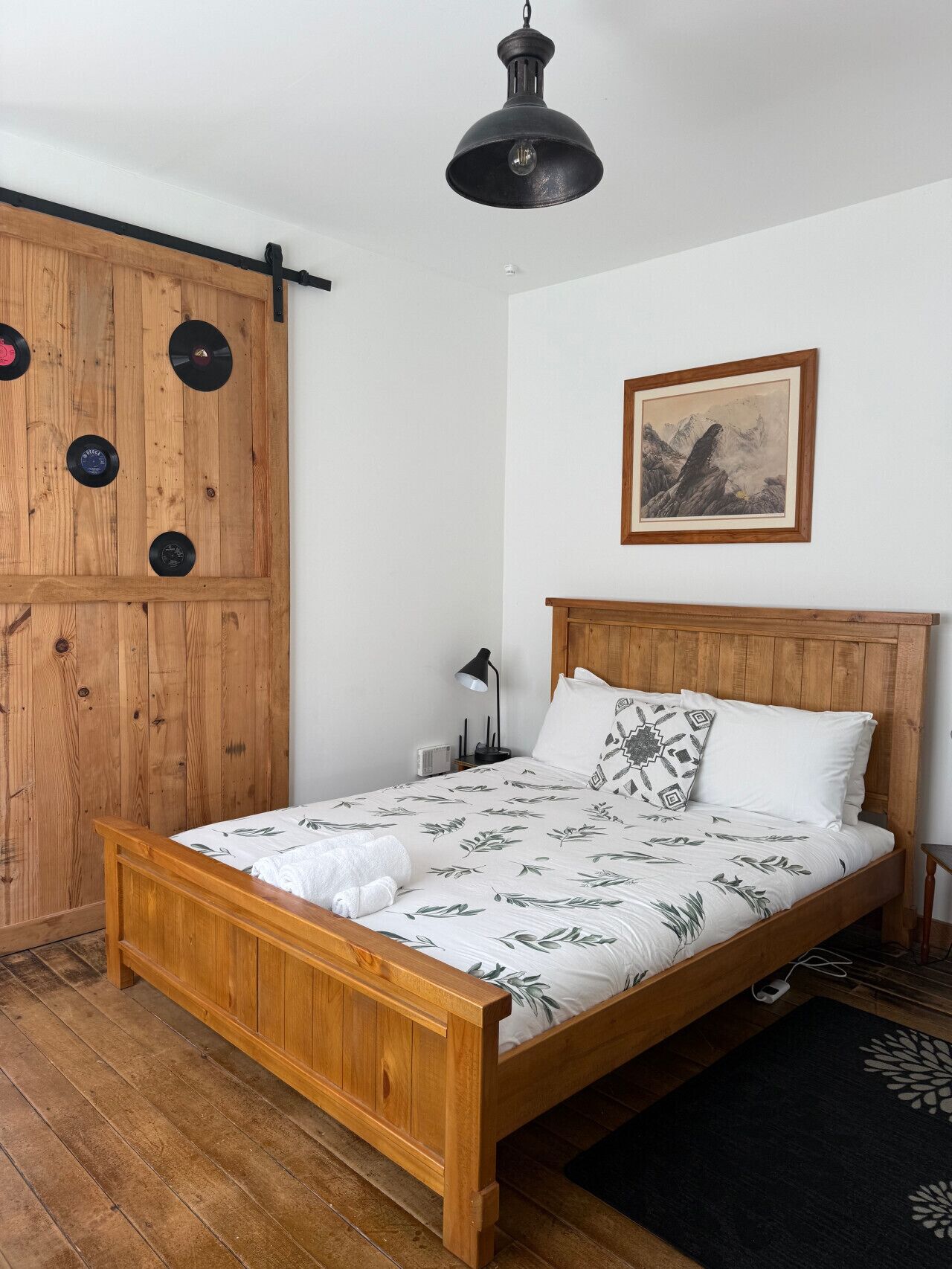 Bedroom 1 - Queen bed