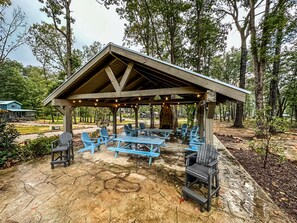 Outdoor dining - Sparks Fly / The Retreat at Water's Edge / 2 Kayaks, 1 Canoe, 1 Paddle Board (Tracy City)
