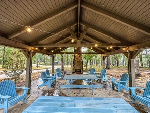 Outdoor dining - Sparks Fly / The Retreat at Water's Edge / 2 Kayaks, 1 Canoe, 1 Paddle Board (Tracy City)