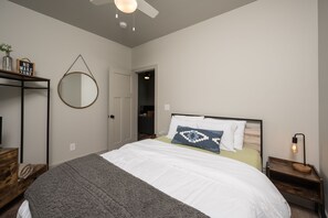 2 bedrooms, desk, free WiFi, bed sheets - Sparks Fly / The Retreat at Water's Edge / 2 Kayaks, 1 Canoe, 1 Paddle Board (Tracy City)