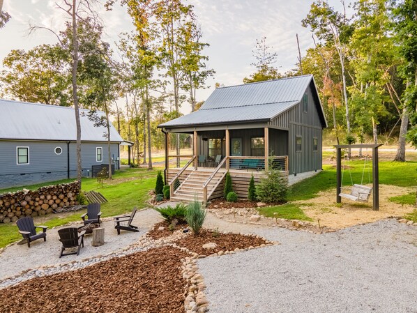 Terrace/patio - Sparks Fly / The Retreat at Water's Edge / 2 Kayaks, 1 Canoe, 1 Paddle Board (Tracy City)