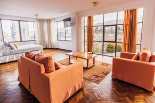 Escritorio, wifi gratis y ropa de cama