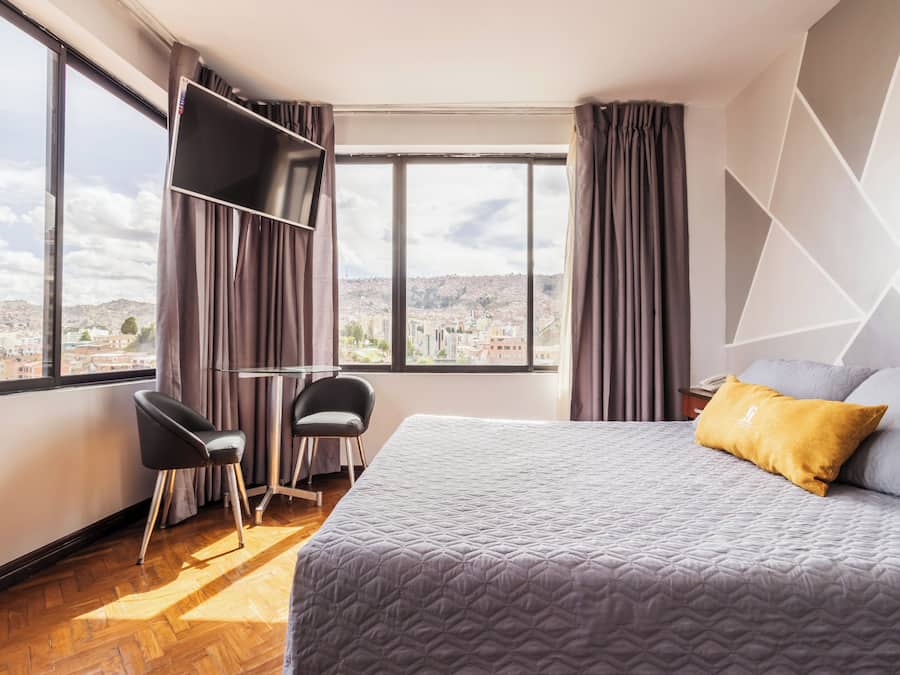 Quarto casal | Escrivaninha, Wi-Fi de cortesia, roupa de cama