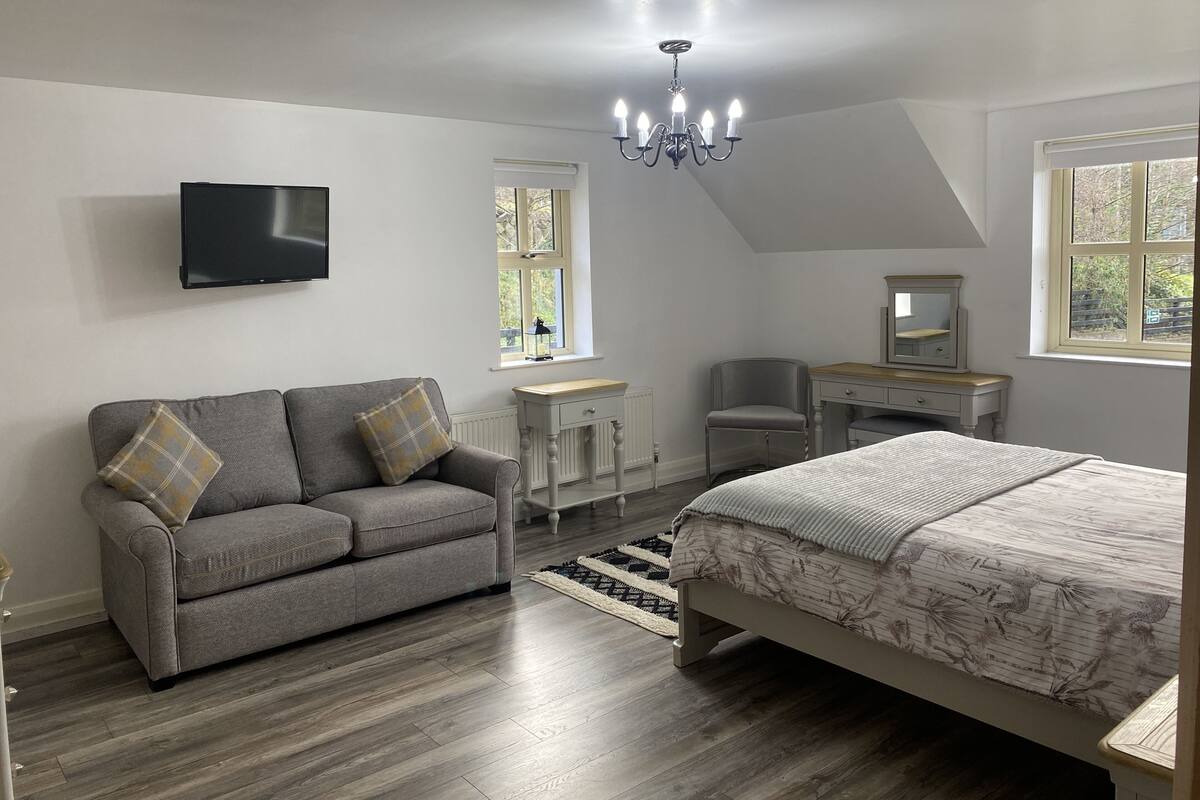 Chambre Prestige, 1 très grand lit, vue sur la montagne, côté montagne | Espace de travail pour ordinateurs portables, rideaux d’obscurcissement