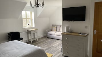Premium Room, 1 King Bed, Mountain View, Mountainside | 1 bedroom, laptop workspace, blackout drapes, soundproofing