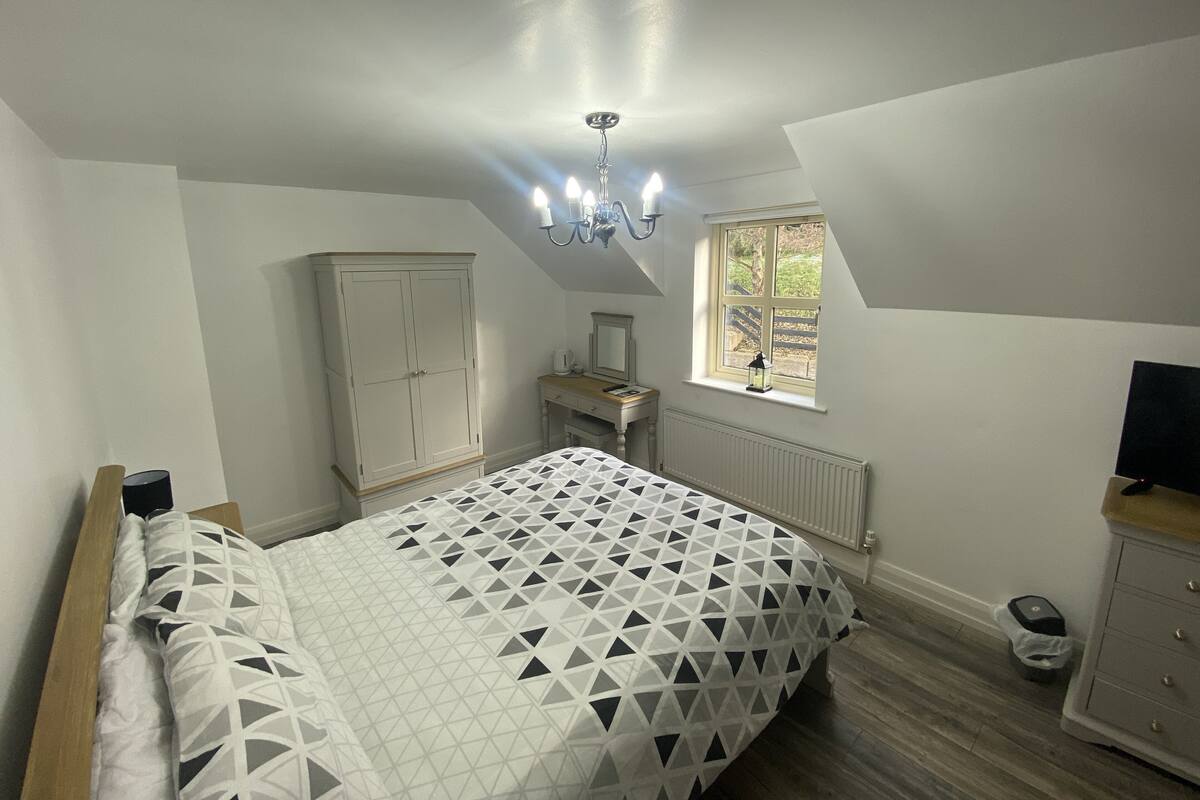 Chambre Confort double | Espace de travail pour ordinateurs portables, rideaux d’obscurcissement