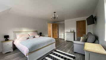 Premium Room, 1 King Bed, Mountain View, Mountainside | 1 bedroom, laptop workspace, blackout drapes, soundproofing